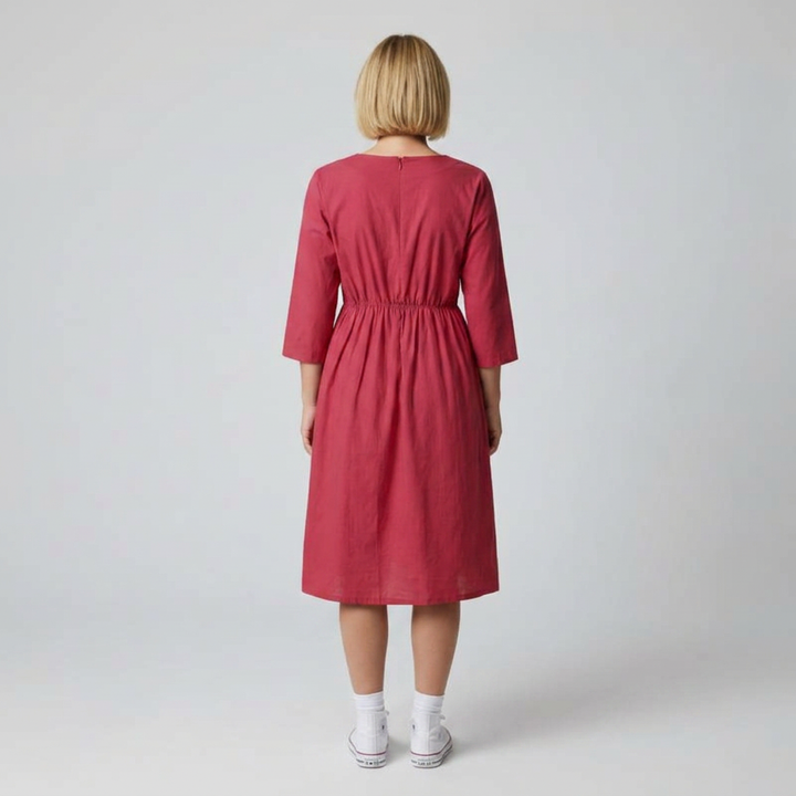 Midikleid Rückenansicht mit Knopfverschluss am Nacken und gerafftem Taillenbund