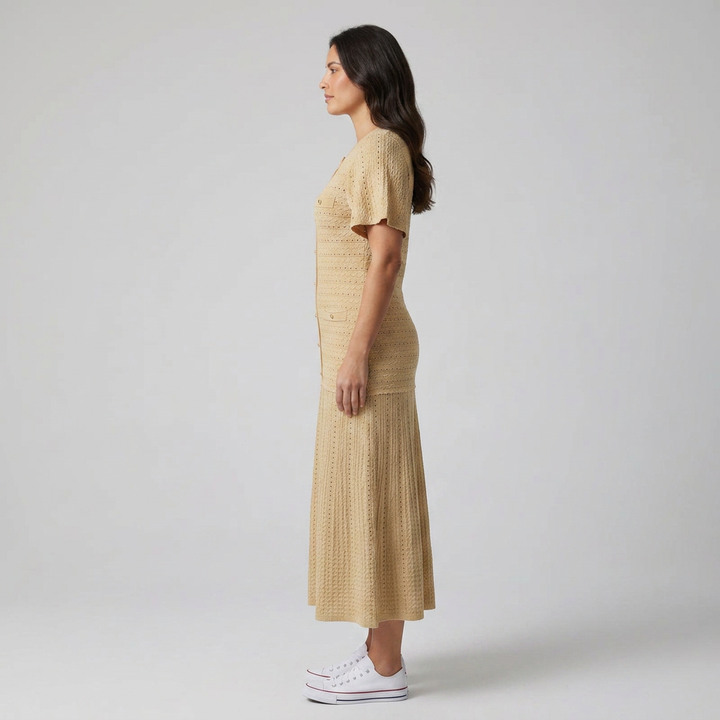 Beiges Strickkleid mit Knopfleiste und Kurzarm, Seitenansicht