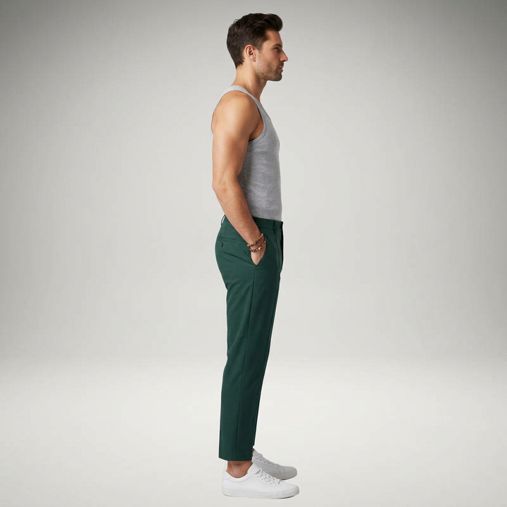 Dunkelgrüne Chinohose in Tapered-Fit, Seitenansicht am Model