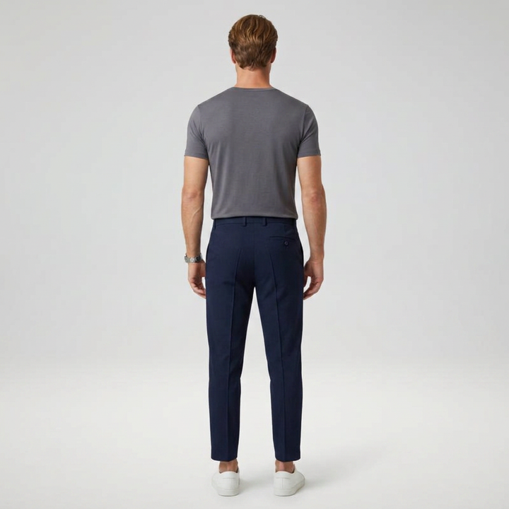 Dunkelblaue Chinohose mit Gesäßtasche, Rückansicht am Model