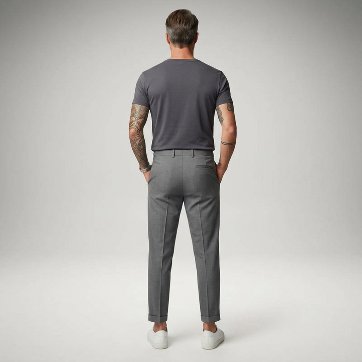 Dunkelgraue Chinohose mit Umschlagsaum, Rückenansicht am Model