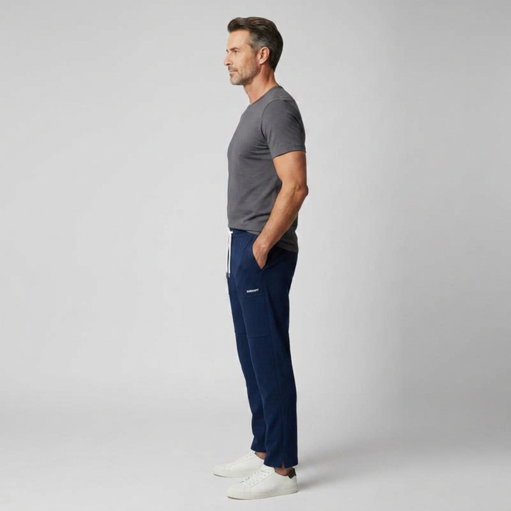 Freizeithose Herren dunkelblau, Seitenansicht schmal zulaufendes Bein