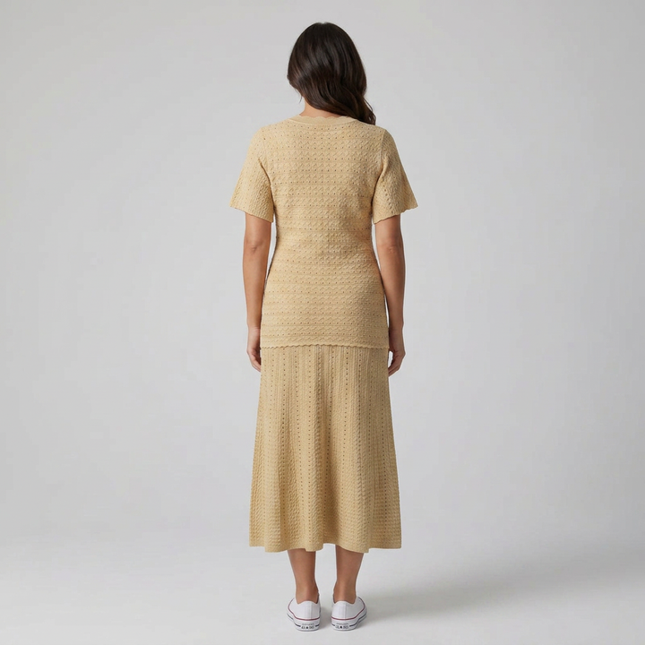 Beiges Strickkleid mit ausgestelltem Rock, Rückenansicht am Model