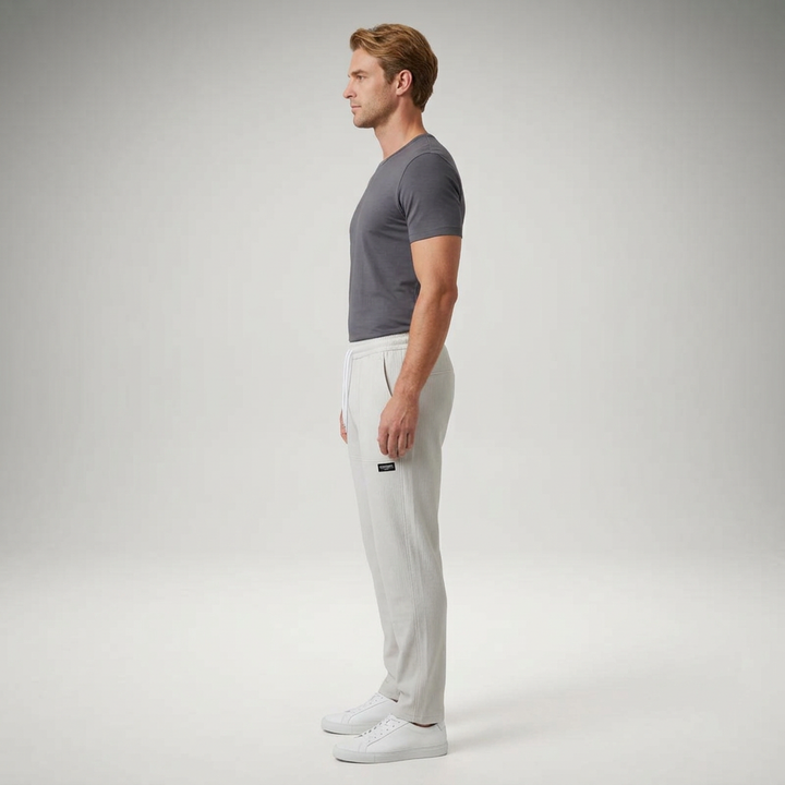 Freizeithose Herren grau, Seitenansicht schmal zulaufendes Bein