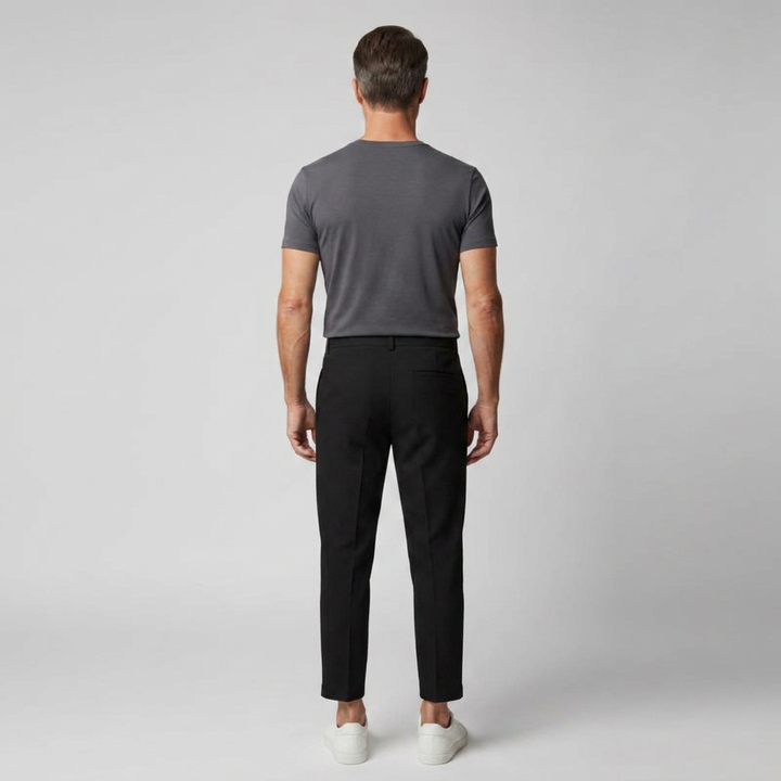 Schwarze Chinohose mit Gesäßtasche, Rückenansicht am Model