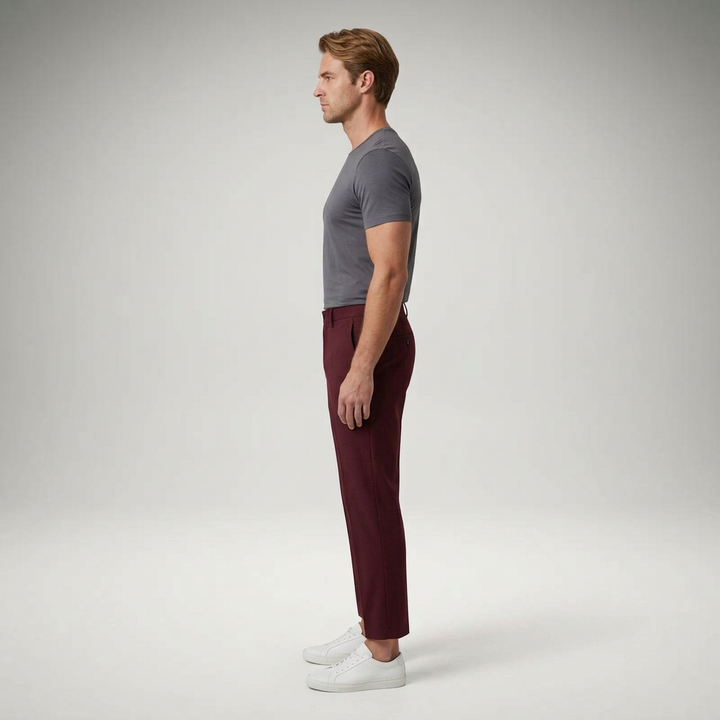 Bordeauxrote Chinohose, schmale Passform, Seitenansicht am Model