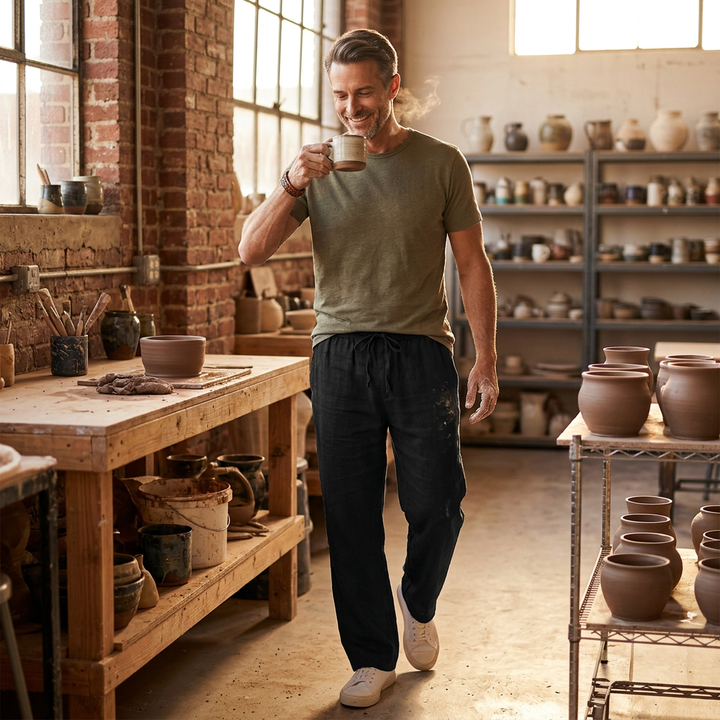 Herren Leinenhose Schwarz, Styling-Aufnahme in Keramikwerkstatt