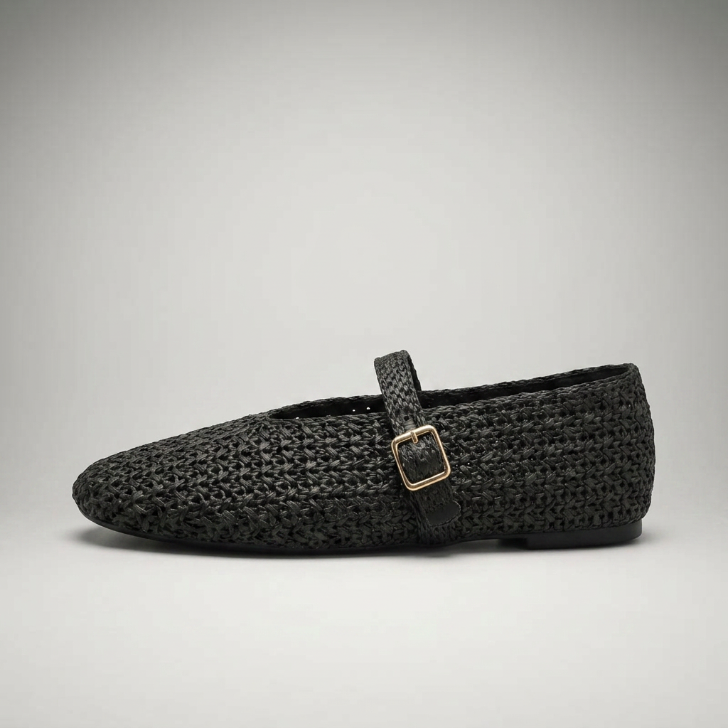 Mary Jane Slipper in Schwarz geflochten, Seitenansicht mit Riemen