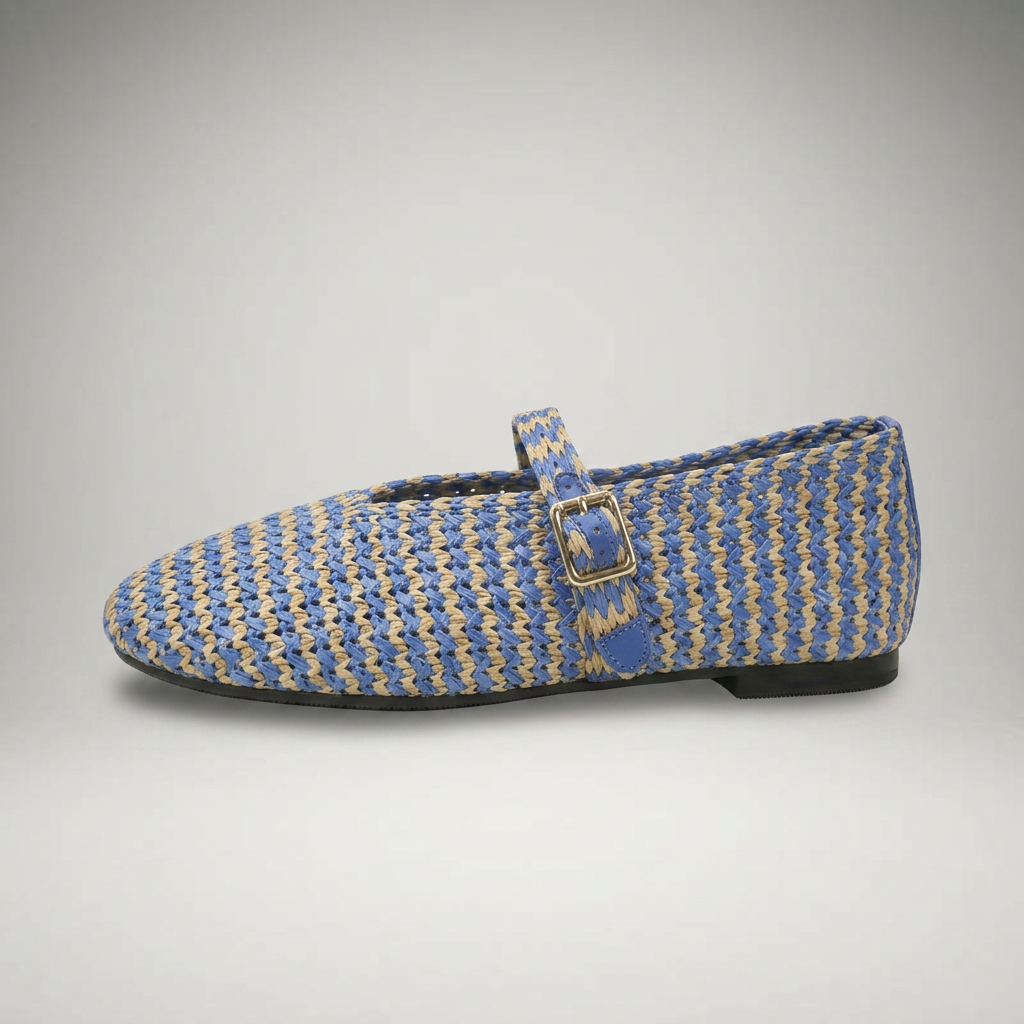 Mary Jane Slipper in Blau-Beige geflochten, Seitenansicht mit Riemen und Schnalle