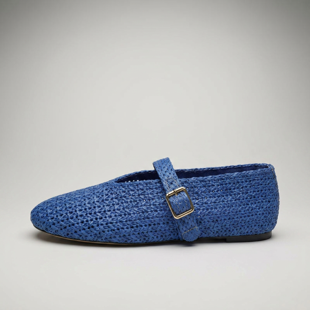 Mary Jane Slipper in Blau geflochten, Seitenansicht mit Riemen