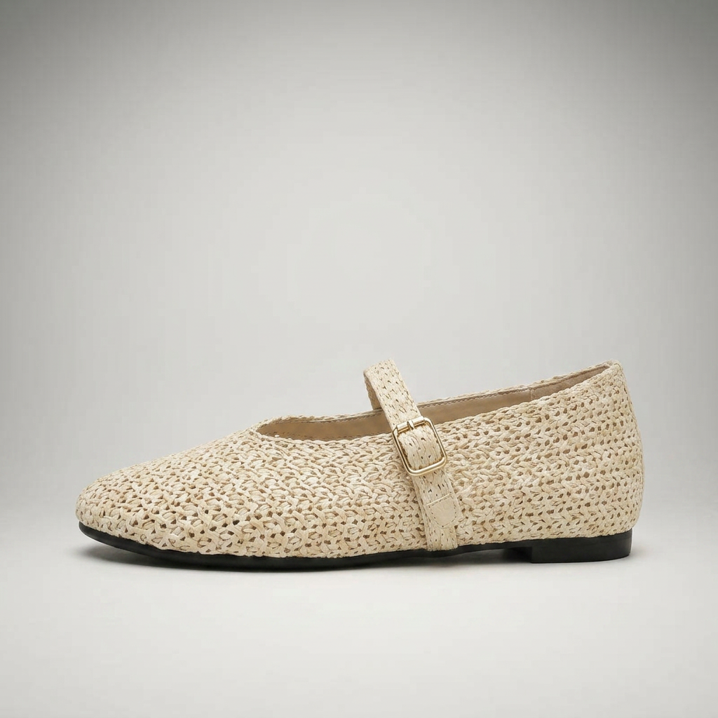 Mary Jane Slipper in Creme geflochten, Seitenansicht mit Riemen