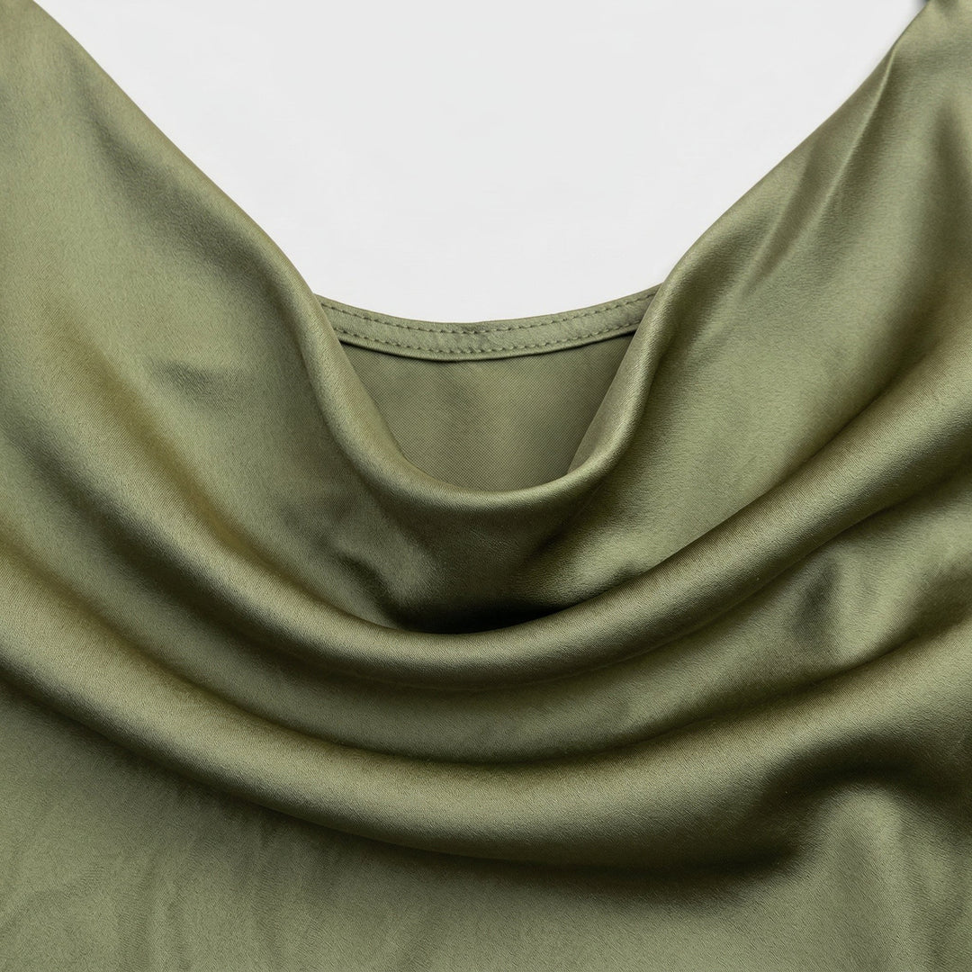 Nahaufnahme Cowl-Neck Drapierung in Olivgrün, Satin-Textur