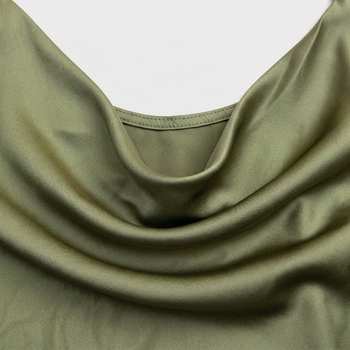 Nahaufnahme Cowl-Neck Drapierung in Olivgrün, Satin-Textur