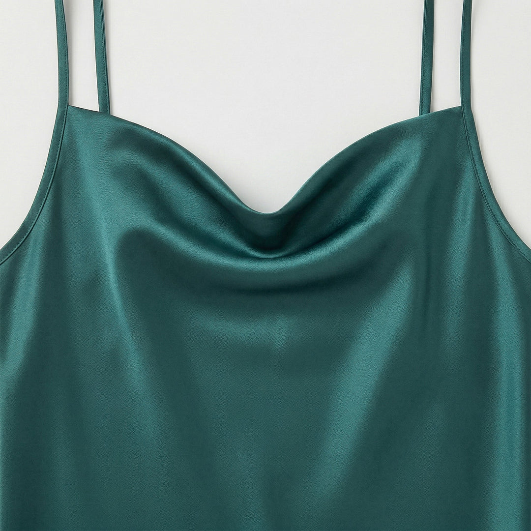 Nahaufnahme Cowl-Neck und Spaghettiträger, Satin-Glanz