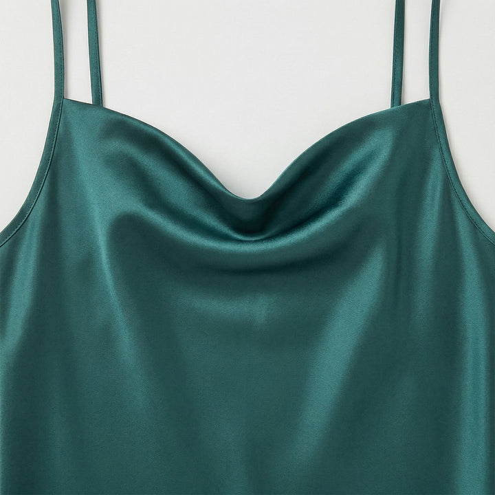 Nahaufnahme Cowl-Neck und Spaghettiträger, Satin-Glanz