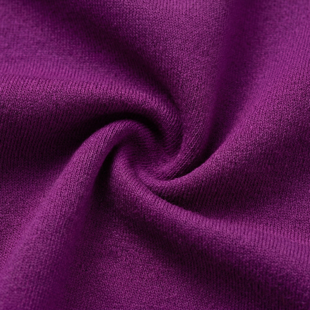 Nahaufnahme Materialstruktur lila Jersey-Stoff, weiche Textur erkennbar