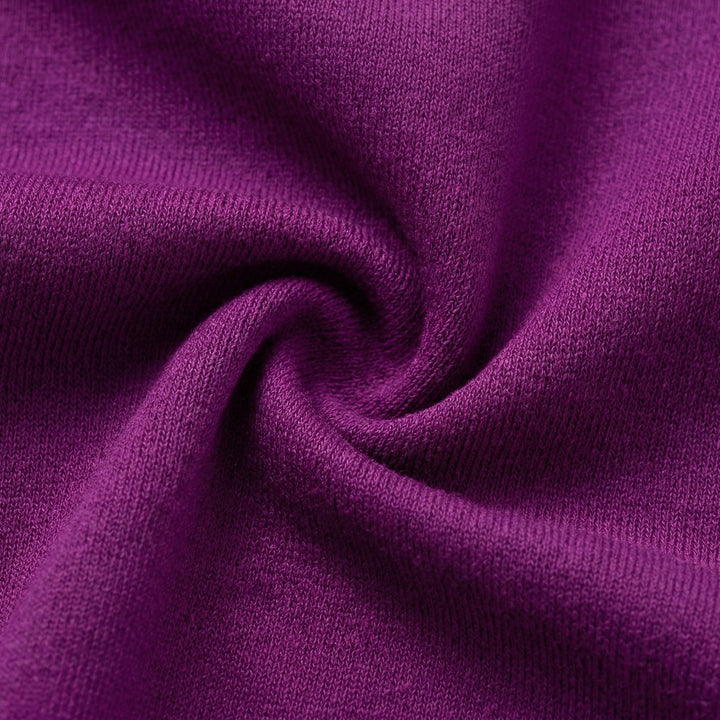 Nahaufnahme Materialstruktur lila Jersey-Stoff, weiche Textur erkennbar