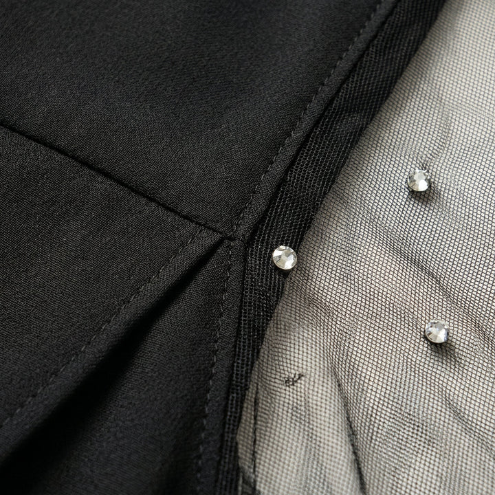 Detailaufnahme Strass-Steine auf Mesh-Ärmel, Nahtübergang Mesh zu Jersey