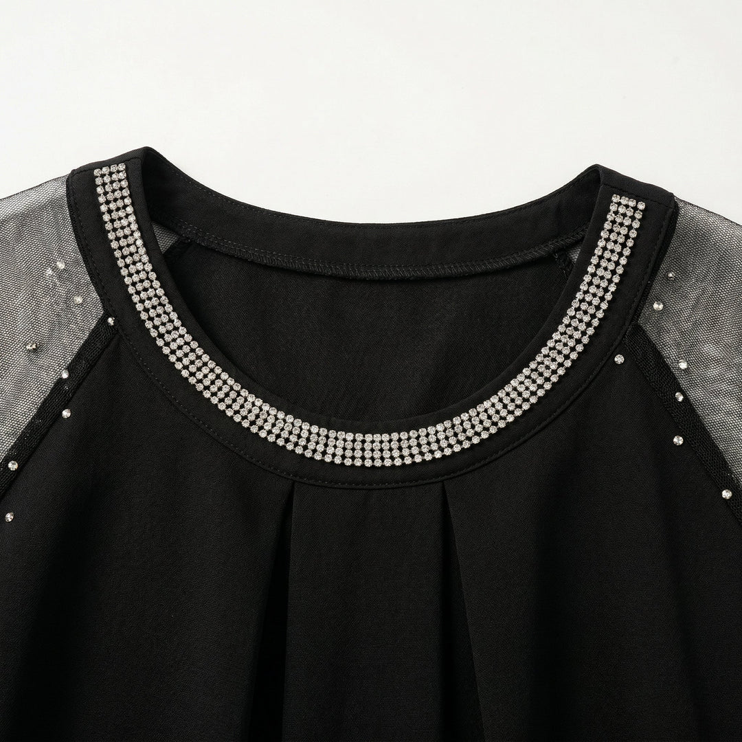 Detailaufnahme Strass-Bordüre am Rundhalsausschnitt, schwarzes Mesh-Top