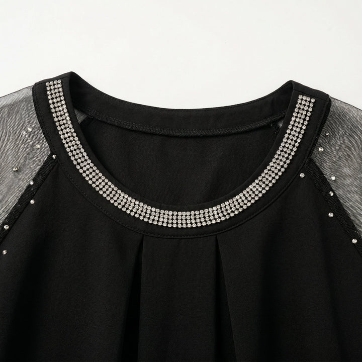 Detailaufnahme Strass-Bordüre am Rundhalsausschnitt, schwarzes Mesh-Top