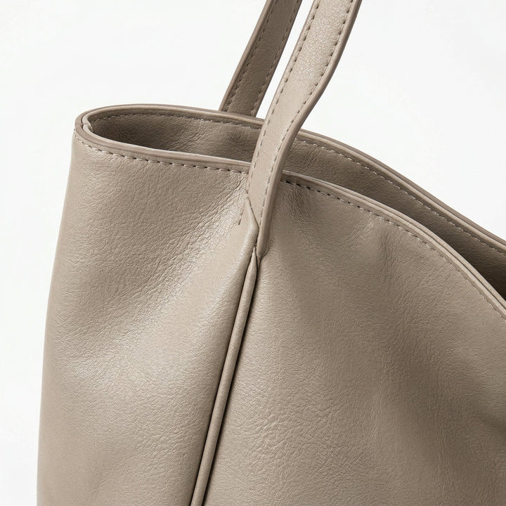 Nahaufnahme Schulterbereich der beigen Shopper-Tasche, Nahtdetail