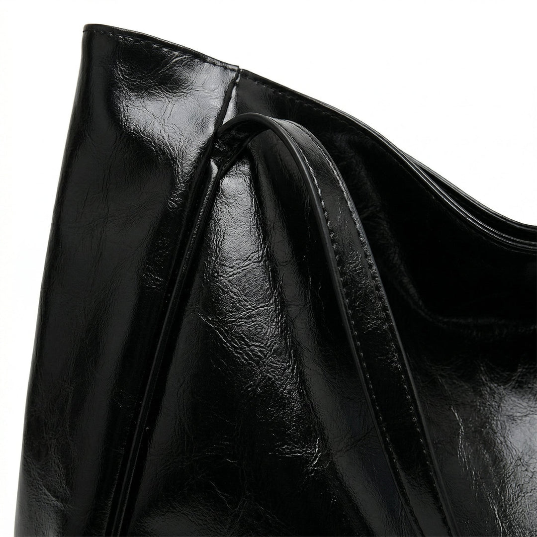 Nahaufnahme schwarze Shopper-Tasche mit Glanzeffekt, Henkelansatz