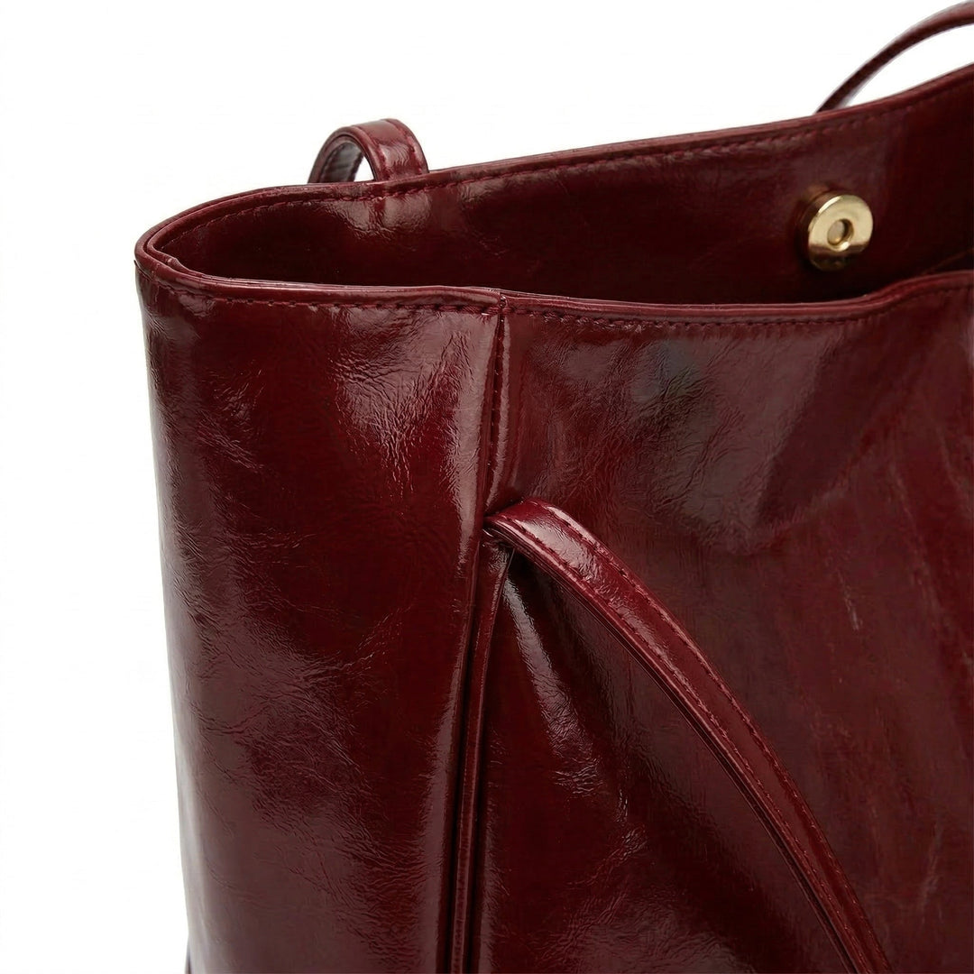 Nahaufnahme Bordeaux-Tasche: Magnetknopf, Außentasche und Nahtdetails