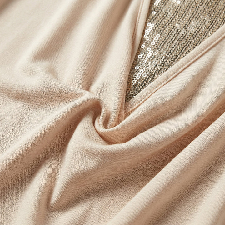 Nahaufnahme Wasserfallausschnitt mit goldenen Pailletten, Beige