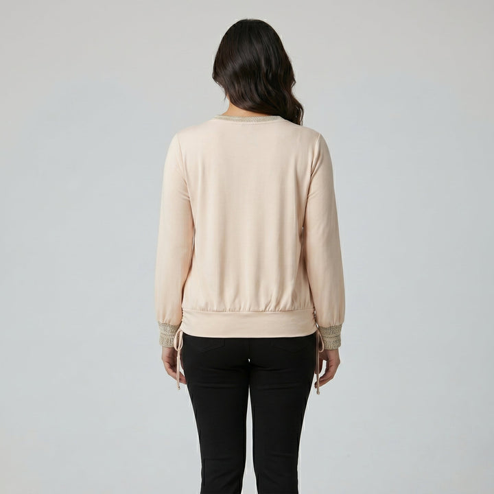 Langarmbluse in Beige, Rückenansicht mit Pailletten-Manschetten und Raffsaum
