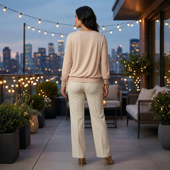 Paillettenbluse in Beige, Rückenansicht auf beleuchteter Dachterrasse