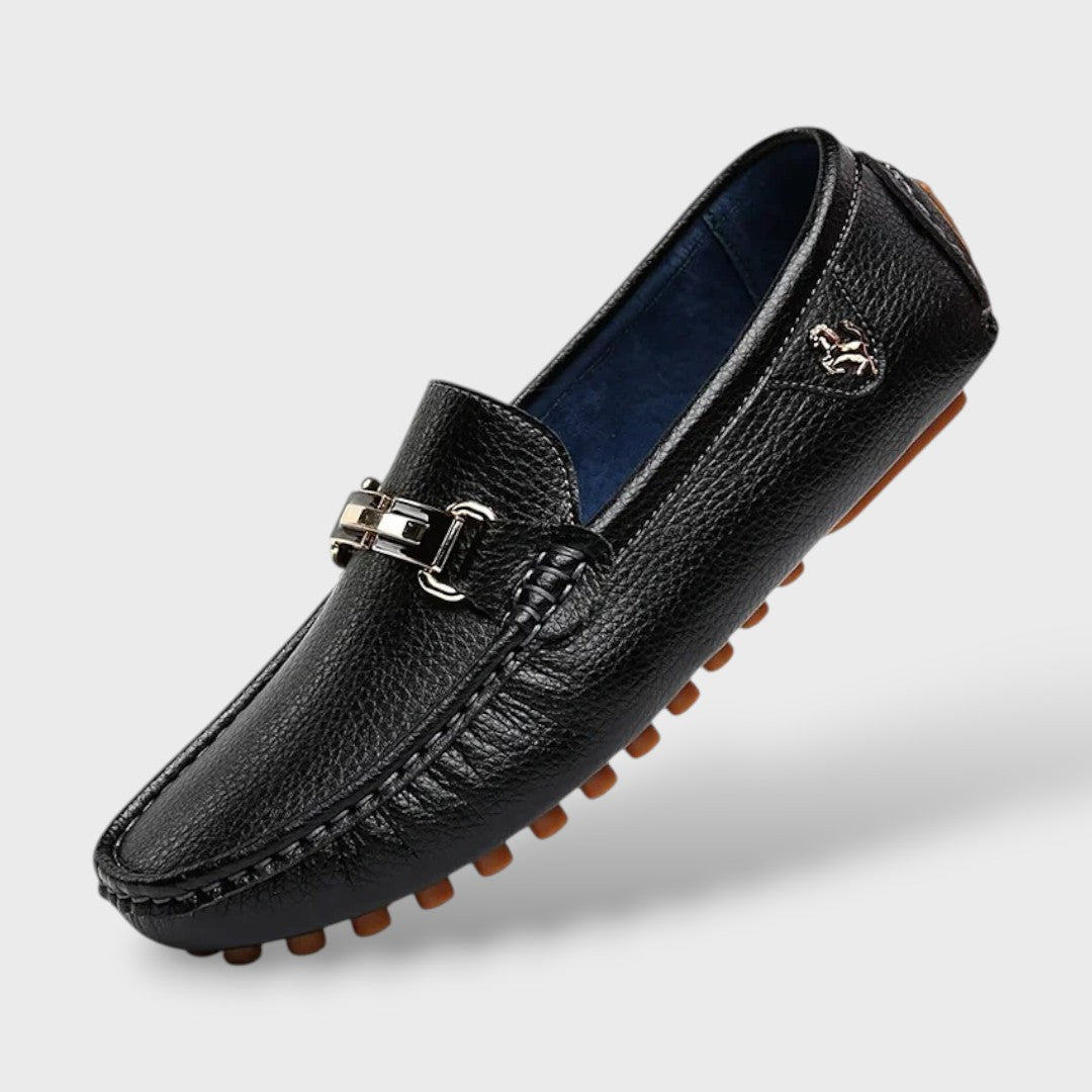 Herren Loafer schwarz, Slip-on, Frontalansicht auf weißem Hintergrund