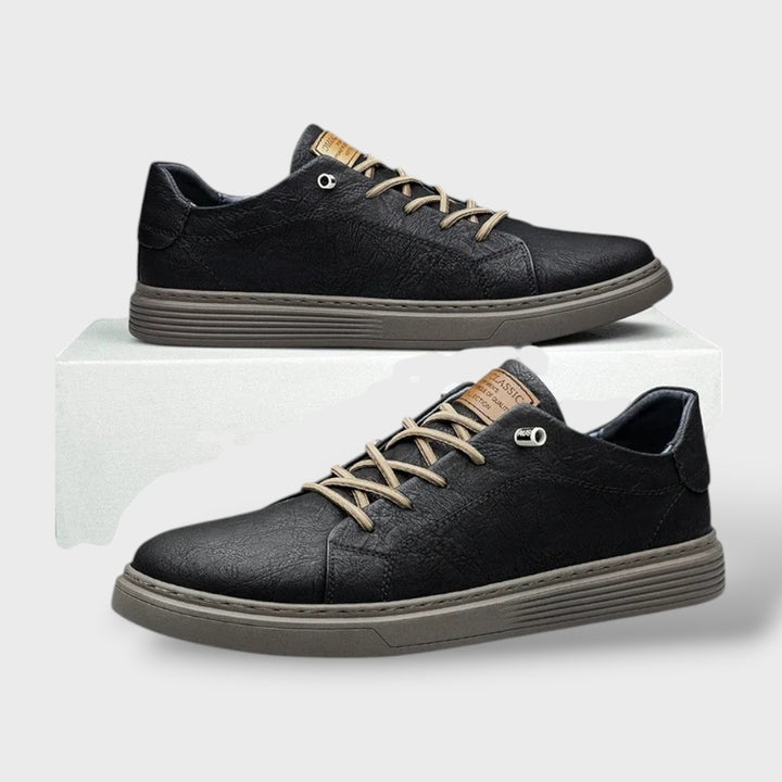 Herren Oxford-Sneaker in Schwarz mit Schnürung und weißer Gummisohle, Produktfoto