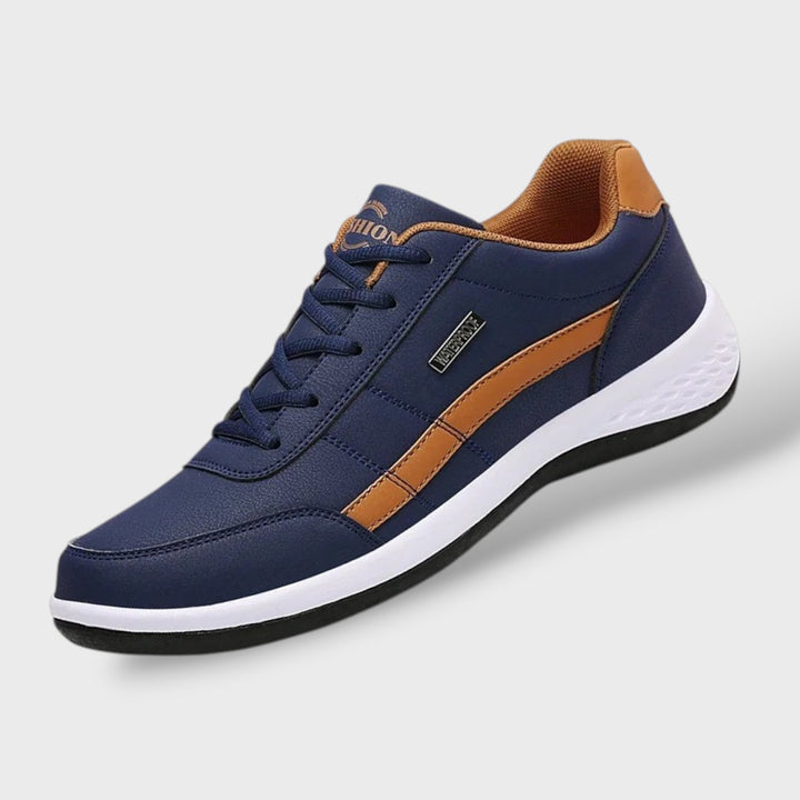 Herren Sneaker in Dunkelblau mit weißer Sohle und Schnürung, Produktansicht