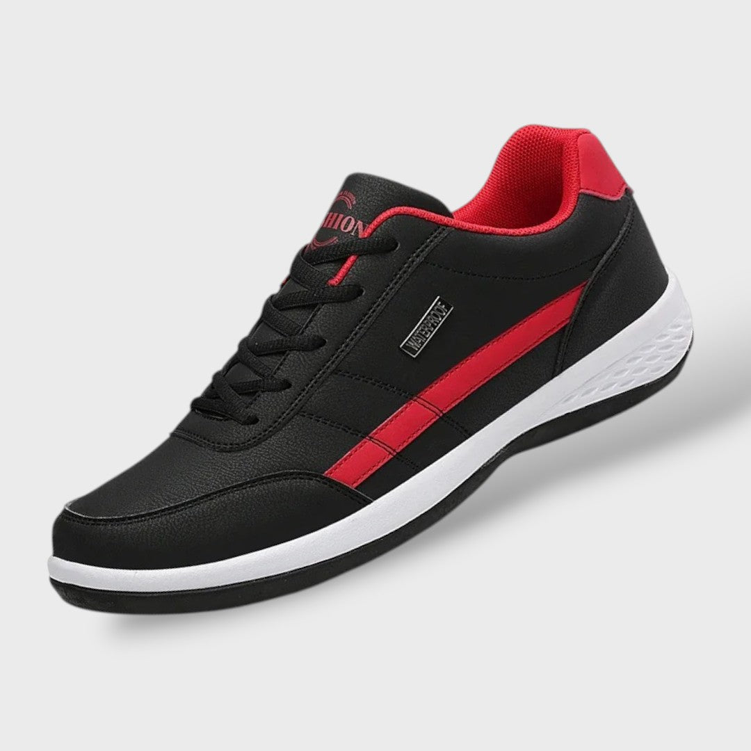 Herren Sneaker Schwarz mit dezenter Perforierung und schwarzer Gummisohle