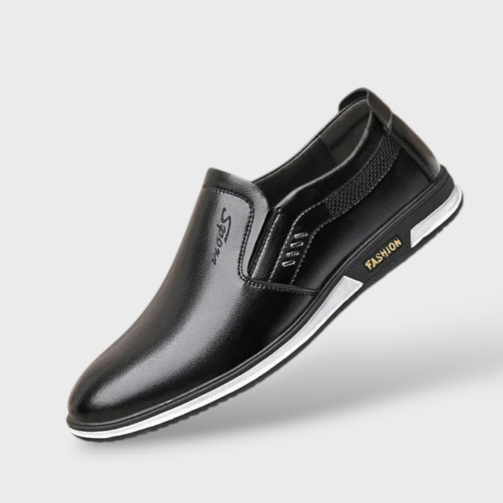 Herren Loafer Schwarz, Glattleder-Optik, Ziernähte, elegantes Produktfoto
