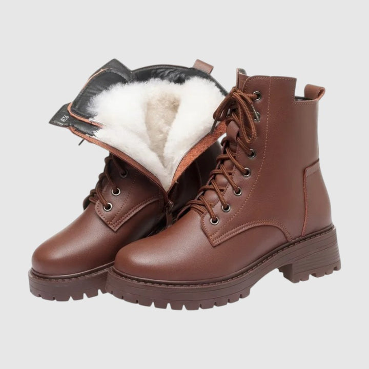 Damen Leder Winterboots in Braun, Schaft aufgeklappt mit weißem Naturfell-Futter sichtbar