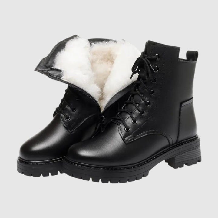 Damen Leder Winterboots in Schwarz, Schaft aufgeklappt mit weißem Naturfell-Futter sichtbar