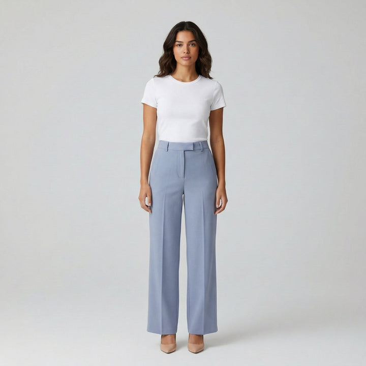 Palazzohose Hellblau, hohe Taille, Model Frontansicht mit weißem T-Shirt