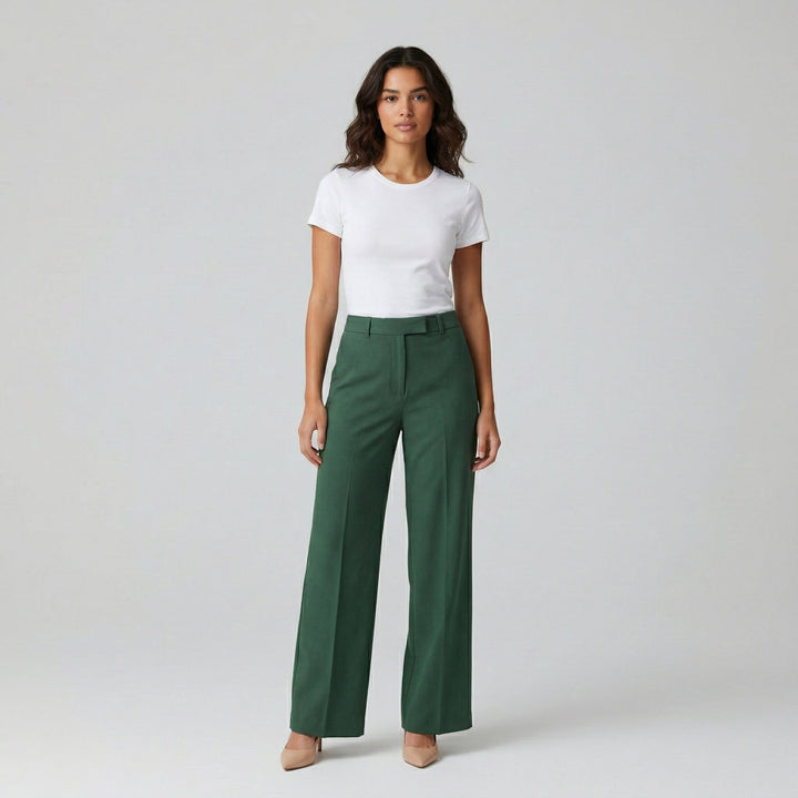 Palazzohose Grün, hohe Taille, Model Frontansicht mit weißem T-Shirt