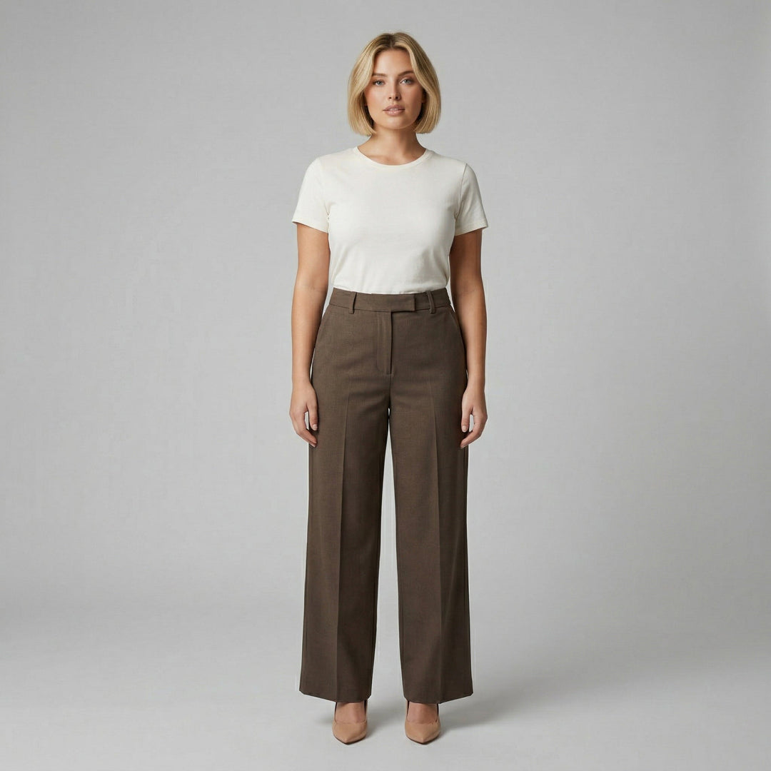Palazzohose Braun, Curvy-Model Frontansicht mit cremefarbenem T-Shirt