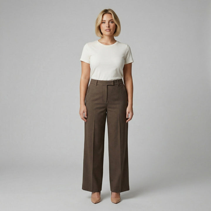 Palazzohose Braun, Curvy-Model Frontansicht mit cremefarbenem T-Shirt