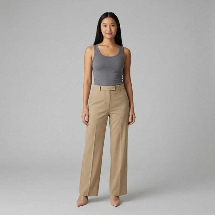 Palazzohose Khaki, hohe Taille, Model Frontansicht mit grauem Top