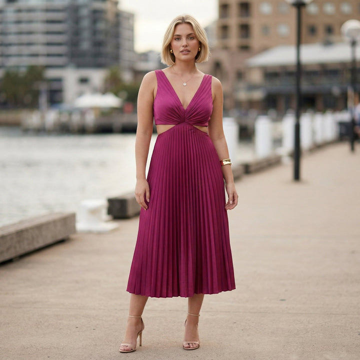 Magentafarbenes Midikleid mit Plisseerock, Styling-Aufnahme im Freien