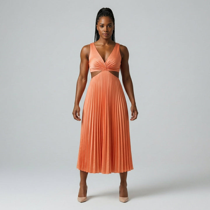 Orangefarbenes Midikleid mit V-Ausschnitt, seitlichem Cutout und Plisseerock, Vorderansicht